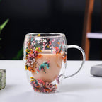 Pour les hôtes exigeants ou les passionnés de déco, ce pack de 4 tasses Isrya Dayaniki combine fonctionnalité et design ! Leur double paroi isotherme maintient les boissons à la température idéale, tandis que leur motif floral ajoute une touche bohème-chic à votre table. Verre borosilicate ultra-résistant, compatible micro-ondes.