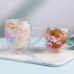 Que vous serviez un cappuccino, un cocktail ou un jus pressé, ces tasses Isrya Dayaniki s’adaptent à toutes vos envies ! Leur double paroi isotherme et leur motif floral discret en font un accessoire polyvalent pour la maison, le bureau ou les voyages. Pack de 4 – économisez de l’espace et de l’argent sans sacrifier le style !
